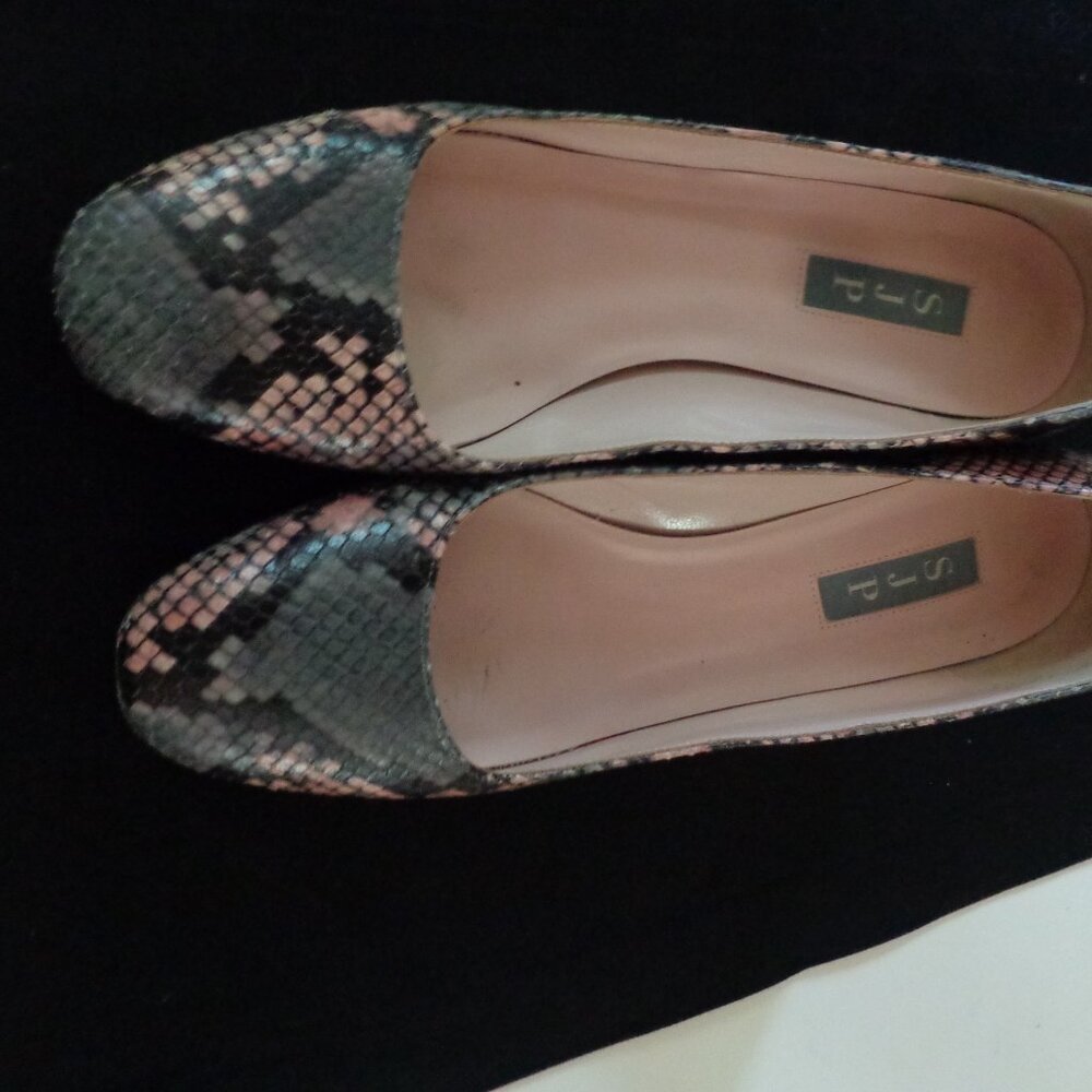 SJP Sarah Jessica Parker Snakeskin Gray and Pink Pumps - Picture 10 of 10